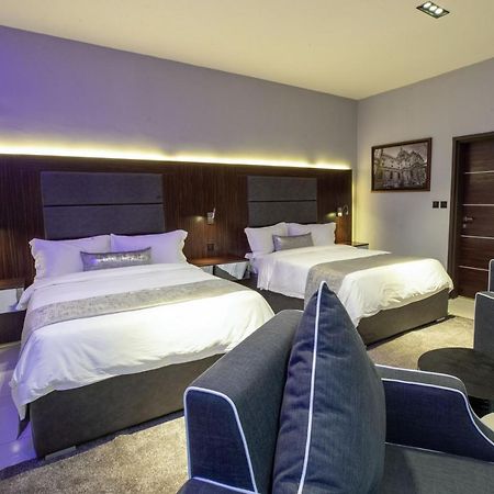 Bon Hotel Tripod Оуери Екстериор снимка