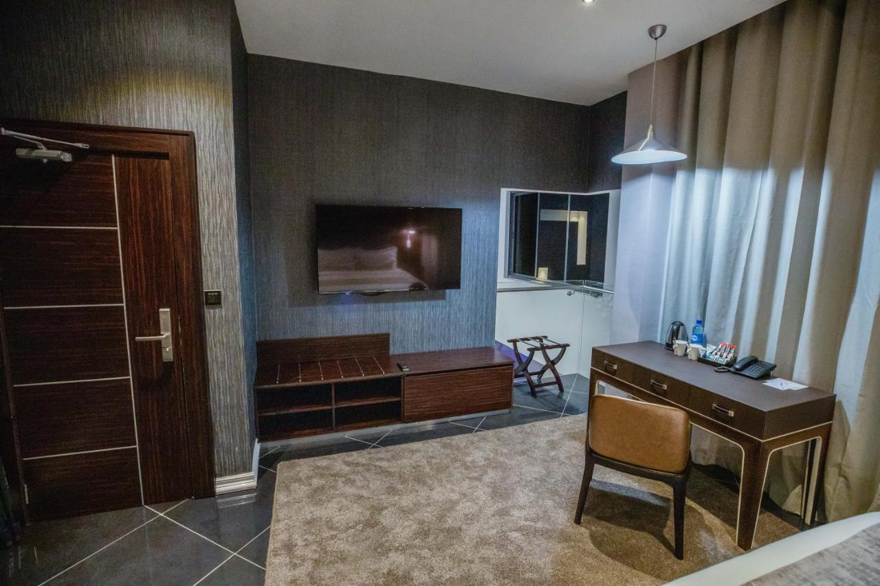 Bon Hotel Tripod Оуери Екстериор снимка